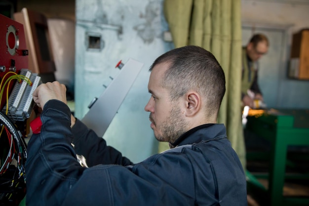 workers plant electrician engineer work 274719 3072